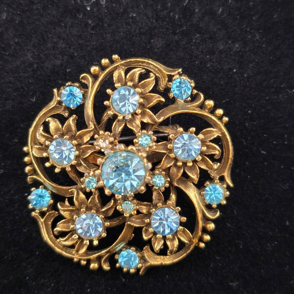 Floral Coro Brooch With Blue Rhinestones Gold-Tone Vintage Signed 1.75" wide - Picture 2 of 10